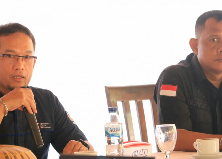 Kepala OJK Sultra, Muh. Friedly Nasution (kiri). Foto: istimewa.