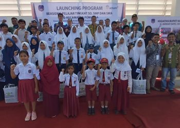 Ratusan Pelajar di Pomalaa Terima Beasiswa PT. Antam