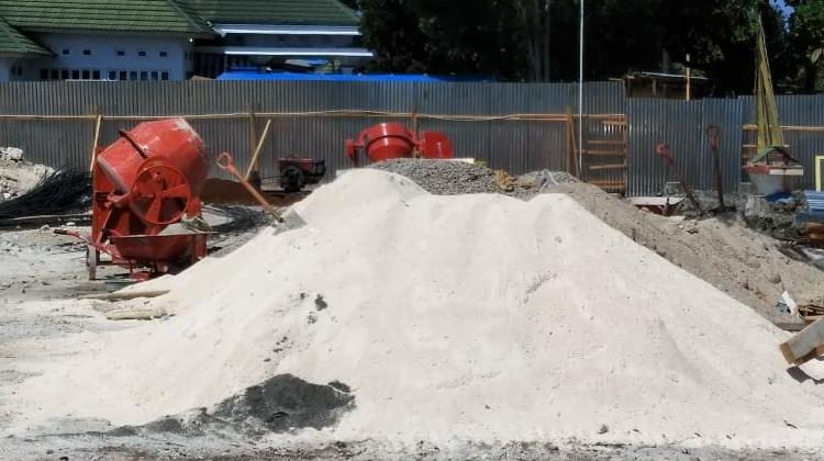 Jenis pasir lokal yang digunakan kontraktor pada sejumlah proyek di Kabupaten Wakatobi. Foto: Syaiful/TenggaraNews.com.