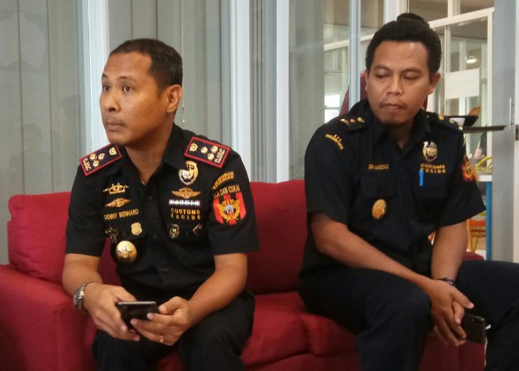 Kepala Kantor Pelayanan dan Pengawasan Bea Cukai Kendari, Denny Benhard (kiri). Foto: Ikas Cunge/TenggaraNews.com.