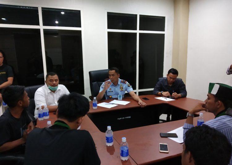 Kakanim I TPI Kendari, Hajar Aswad saat menemui perwakilan HMI Cabang Kendari, Kamis 20 Maret 2020.