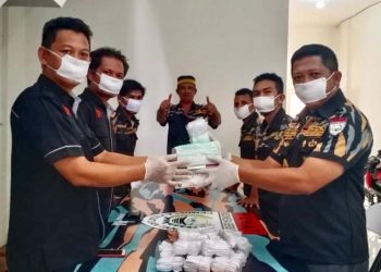 Dukung Tugas TNI/Polri Perangi Covid-19, DPW Pekat IB Sultra Serahkan Bantuan Masker