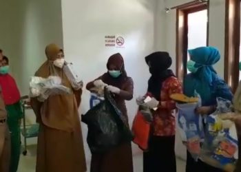 Pengurus TP PKK Kolaka Serahkan Bantuan APD di RSBG Kolaka