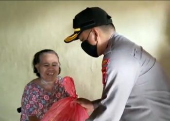 Polres Kolaka Bagikan 800 Paket Sembako kepada Warga Terdampak Covid-19