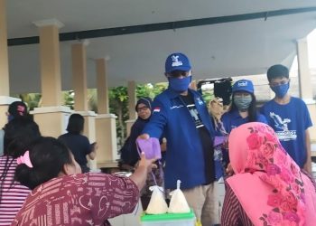 Cegah Penyebaran Virus Corona, DPC Demokrat Wakatobi Berbagi Masker