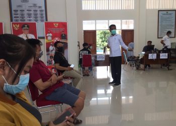 Pekerja yang di PHK dan Dirumahkan Padati Kantor Nakertrans Sultra