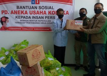 Perusda Kolaka Salurkan Ratusan Paket Sembako Kepada Masyarakat Terdampak Covid-19