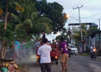 Pemerintah Kelurahan Raha II dan Salju Semprot Disinfektan Rumah Warga