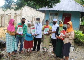 DPC PKB Baubau Bagi Ratusan Paket Sembako dan Masker