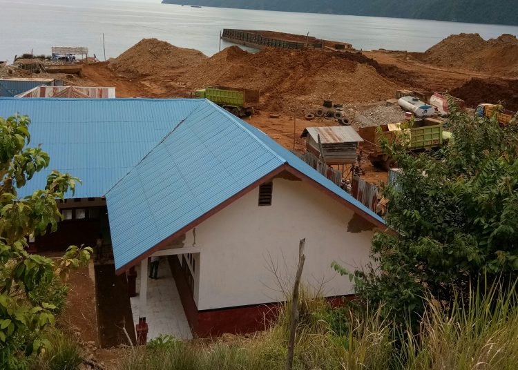 Jetty PT. Daka Group tepat berada di belakang SDN 3 Lasolo Kepulauan. Foto: Ikas/TenggaraNews.com.