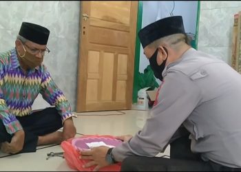 Aiptu Dahru Sisipkan Gaji untuk Zakat Fitrah 102 Warga Kolaka