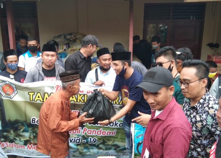 Tamalaki berbagi paket Sembako ke masyarakat kurang mampu.