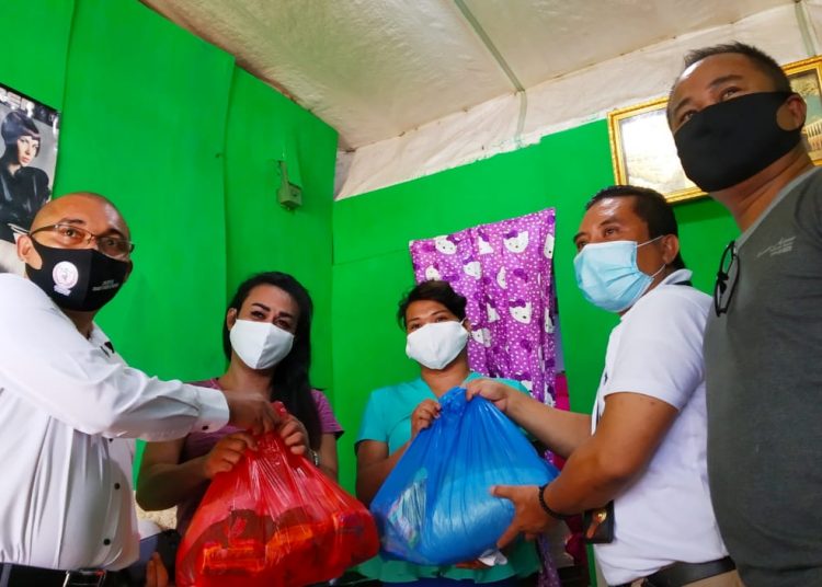 Kelompok Ketahanan Pangan Kota Kendari serahkan bantuan Sembako kepada komunitas waria. Foto: Ikas/TenggaraNews.com