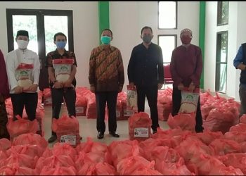 Lagi, Rektor USN Kolaka Salurkan Ratusan Paket Sembako ke Mahasiswa