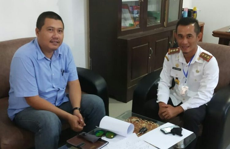 Kepala Badan Pemerintahan Masyarakat Desa Kabupaten Konawe, Keniyuga Permana (kanan).