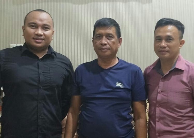 Kepala BPBD Konsel, Munawar (tengah) didampingi tim kuasa hukumnya, Azwar Anas M. SH.,MH (kiri) dan Marlin SH. (kanan).