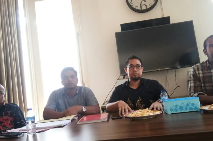 Komisaris Utama PT. AKM, Obong Wijaya Kusuma (kedua dari kanan) bersama tim kuasa hukum dan direksi PT. AKM saat menggelar press conference, Senin 22 Juni 2020. Foto: Ikas/TenggaraNews.com.
