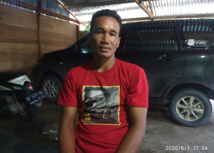 Hasbar, kerabat pemilik kios PJR yang dianiaya. Foto: Helny Setyawan/TenggaraNews.com.