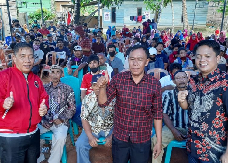Rusmin Abdul Gani (kanan) dan Senawan Silondae (kiri) saat menemui masyarakat Kecamatan Moramo.