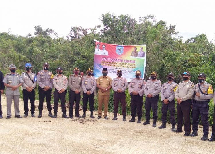 Bupati Buton Tengah, Samahuddin bersama anggota polisi meninjau lokasi pembangunan kantor Polres Buton Tengah.