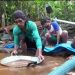 Warga Mendulang Emas di Sungai Landaka