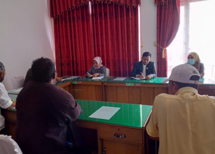 Anggota Komisi I DPRD Wakatobi saat menerima aspirasi warga Desa Olo. Foto : Syaiful/TNC.