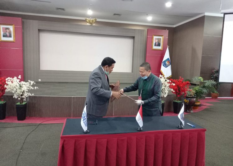 Kepala Pusat Fasilitasi Kerja Sama Kementerian Dalam Negeri, Nelson Simanjuntak dan Ketua Maritime Local Government Network Hugua,