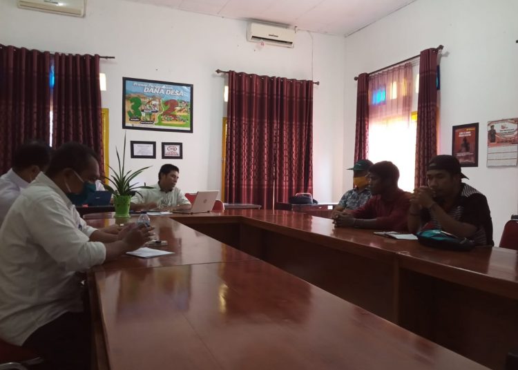 Hearing antara Forum Desa Mola dan Kadis Pemerintahan Desa Kabupaten Wakatobi bersama Camat Wangi-wangi Selatan dan Inspektorat Kabupaten Wakatobi. Foto: Syaiful/TenggaraNews.com.