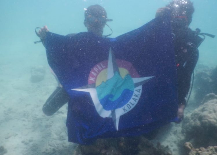 Aksi membentangkan bendera di bawah laut, setelah Kolaka Diving Club (KDC) dan Komunitas Pencinta Alam Laut (KAPAL ) Kolaka melakukan kegiatan pembersihan pesisir dan dasar laut di sekitar Pulau Padamarang Kolaka.