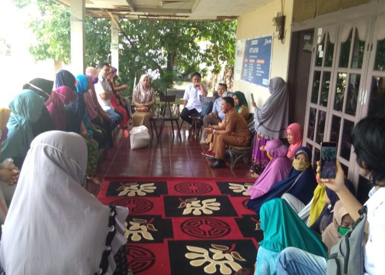 Mediasi antara keluarga penerima manfaat dengan Dinas Sosial Konawe di Kelurahan Kulahi.