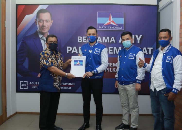 Penyerahan Rekomendasi Partai Demokrata Oleh AHY kepada Balon Kada H. Arhawi - Hardin La Omo.