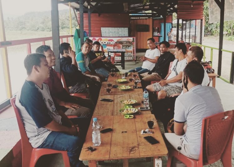Rapat penundaan aksi demo mempertanyakan honor aparat desa Kabupaten Konawe yang belum dibayar selama 15 bulan.