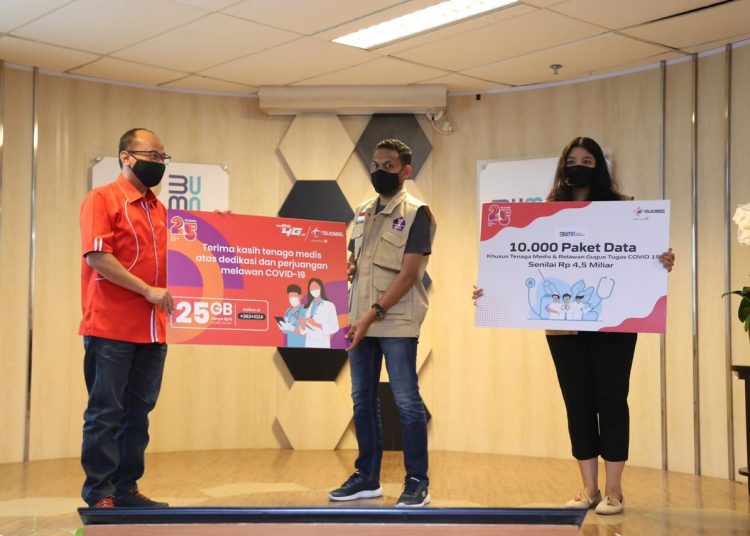 Telkomsel memberikan bantuan kuota data kepada tenaga medis yang menangani Covid-19.