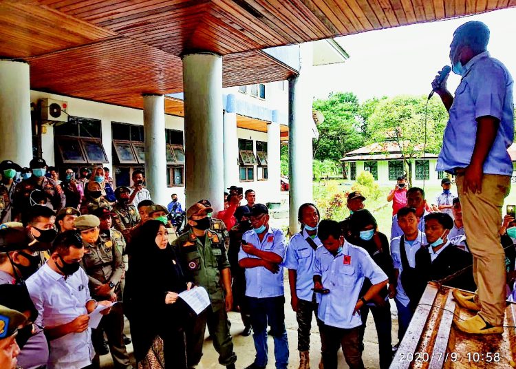 Aksi demo Projo Konawe dan aparat desa di kantor bupati. Foto : Helni/TNC