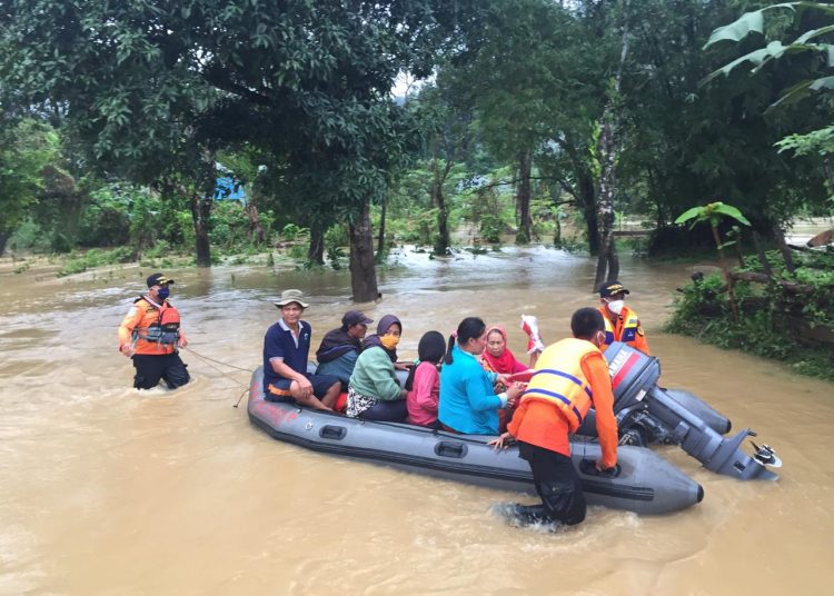 Evakuasi warga korban banjir di Konawe Utara.