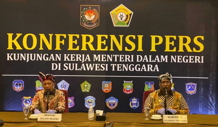 Mendagri Tito Karnavian bersama Gubernur Sultra Ali Mazi.