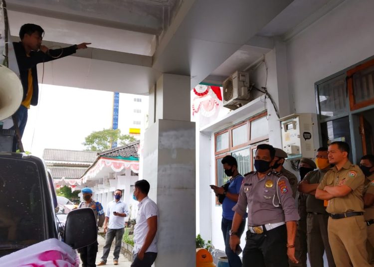 Aksi demo Forsemesta Sultra di depan kantor Dinas ESDM Sultra.