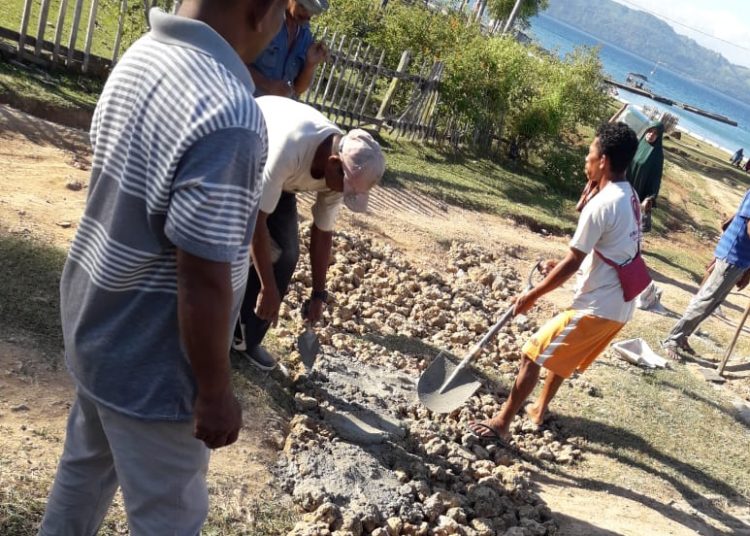 Masyarakat Pencinta Rajiun bersama warga kerja bakti memperbaiki jalan.