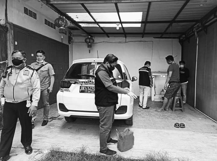 Polisi melakukan penyelidikan ditemukannya pria gantung diri.