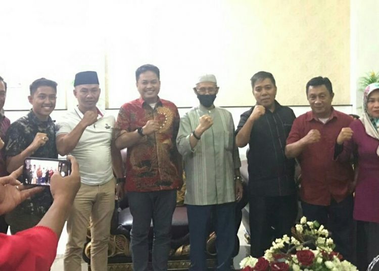 Pasangan Rusmin-Senawan calon bupati dan wakil bupati Konawe Selatan  bersama tim berpose bersama usai silaturahim dengan Lukman Abunawas Ketua DPD PDIP Sultra. Foto : Istimewa/tim