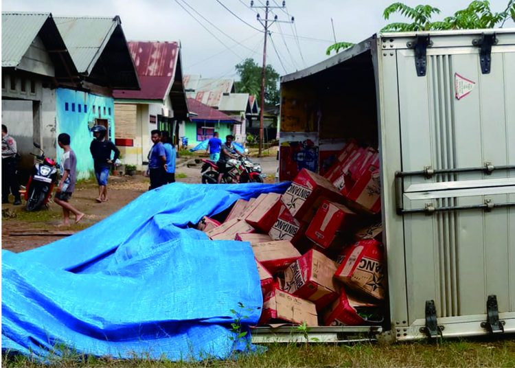 Mobil box terbalik di Pondidaha, Konawe.