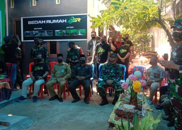 Panglima Kodam XIV/Hasanuddin, Mayjen Andi Sumangerukka bersama warga Kelurahan Punggaloba Kendari.