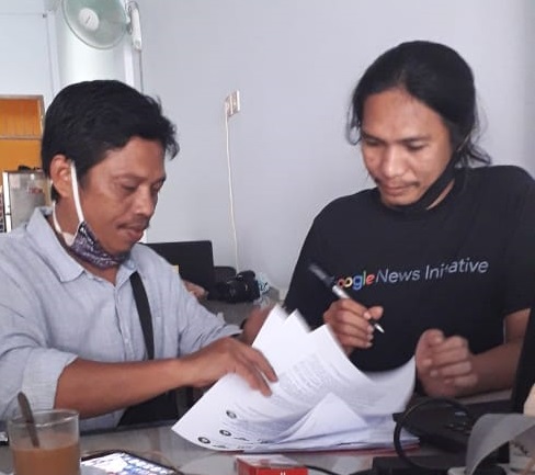 Direktur PUSPAHAM Sultra Kisran Makati (kiri) dan Ketua AJI Kendari Zainal Ishak (kanan)