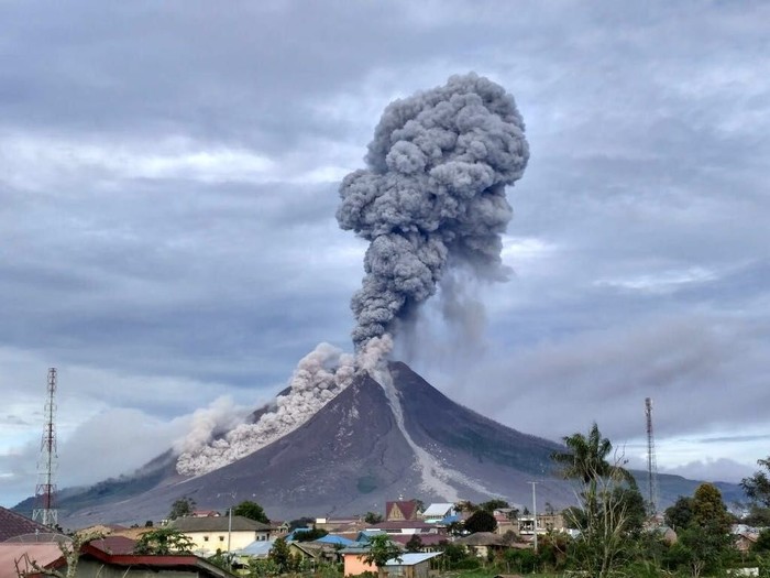 Gunung Sinabung meletus.