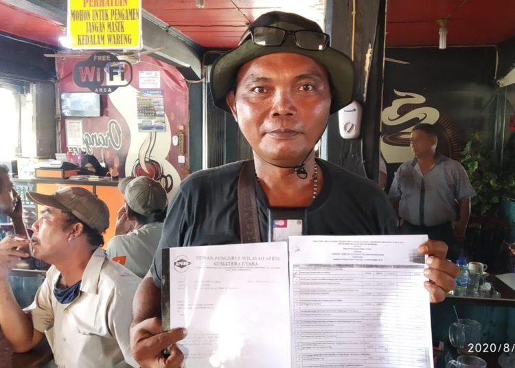 Mantan Sekjen Koperasi TKBM Pelabuhan Belawan, J.F Manalu memperlihatkan dokumen.