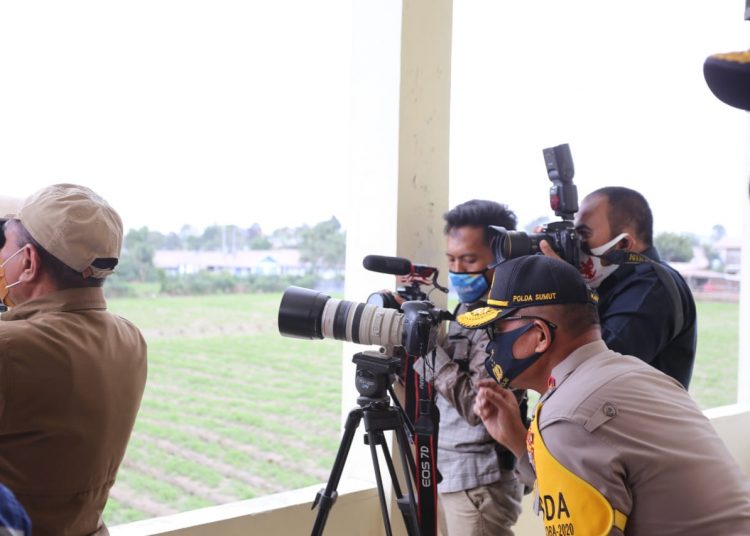 Kapolda Sumut,Irjen Pol Martuani Sormin melihat aktifitas Gunung Sinabung