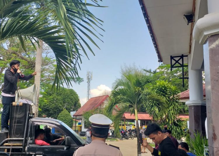 Aksi demo Konasara