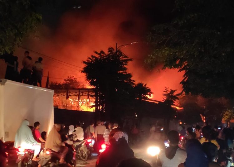 Pabrik pengalengan ikan di Marelan terbakar