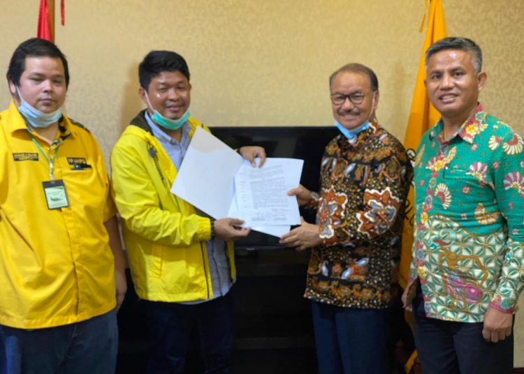 Surunuddin Dangga menerima surat rekomendasi dukungan dari DPP Partai Golkar.