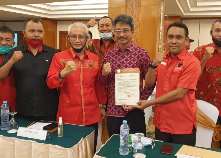 Ketua DPD PDIP Lukman Abunawas bersama Amarullah calon bupati Konawe Kepulauan.